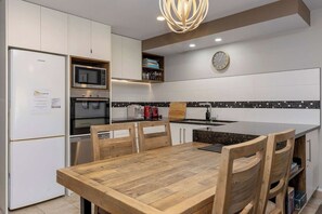 Een koelkast, een microgolfoven, een oven, een kookplaat