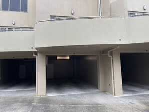 Eine mehrstöckige Parkgarage mit Betonpfeilern und einer flachen Decke.