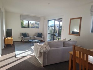 TV, offices - You little beauty - Wharewaka Beach Magic! (Taupo)