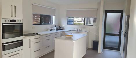 Réfrigérateur, four à micro-ondes, un four, cafetiÚre-théiÚre