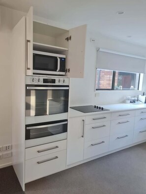 Refrigerador, microondas, horno y parrilla de estufa 