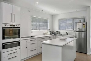 Fridge, microwave, oven, coffee/tea maker - You little beauty - Wharewaka Beach Magic! (Taupo)