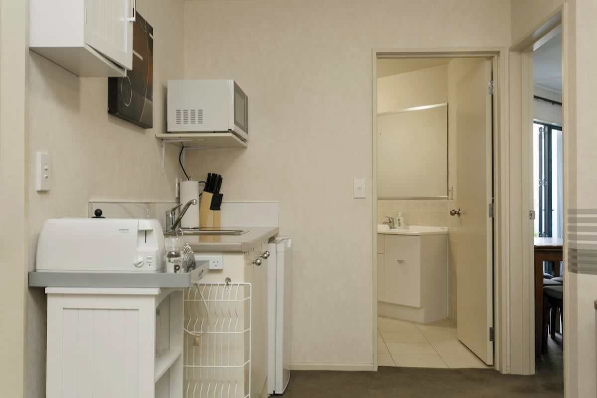 Jääkaappi, mikroaaltouuni, kahvin-/teenkeitin, leivänpaahdin