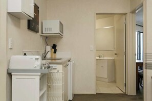 Refrigerador, microondas, cafetera y tetera y tostadora