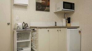 コーヒー / ティーメーカー、冷蔵庫、電子レンジ、トースター