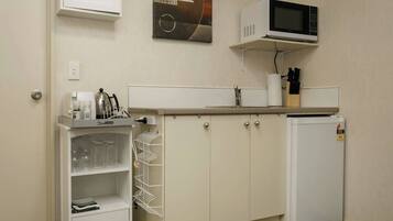 Refrigerador, microondas, cafetera y tetera y tostadora