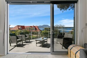 Unclassified image, 3 of 32, button