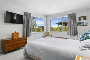 Desk, iron/ironing board, travel cot, WiFi