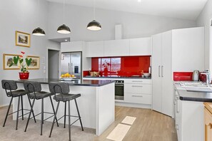 Refrigerador, microondas, horno, lavavajillas