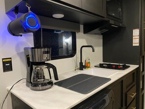 Refrigerador, microondas, parrilla de estufa y cafetera y tetera 