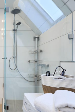 Dusche, Haartrockner, Handtücher, Seife