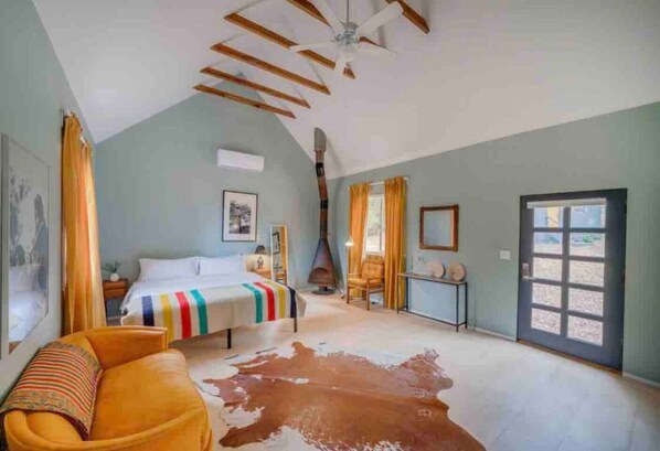 1 dormitorio, escritorio, tabla de planchar con plancha y cuna de viaje