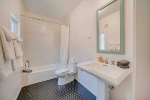 Ducha y bañera combinadas, secador de pelo y toallas