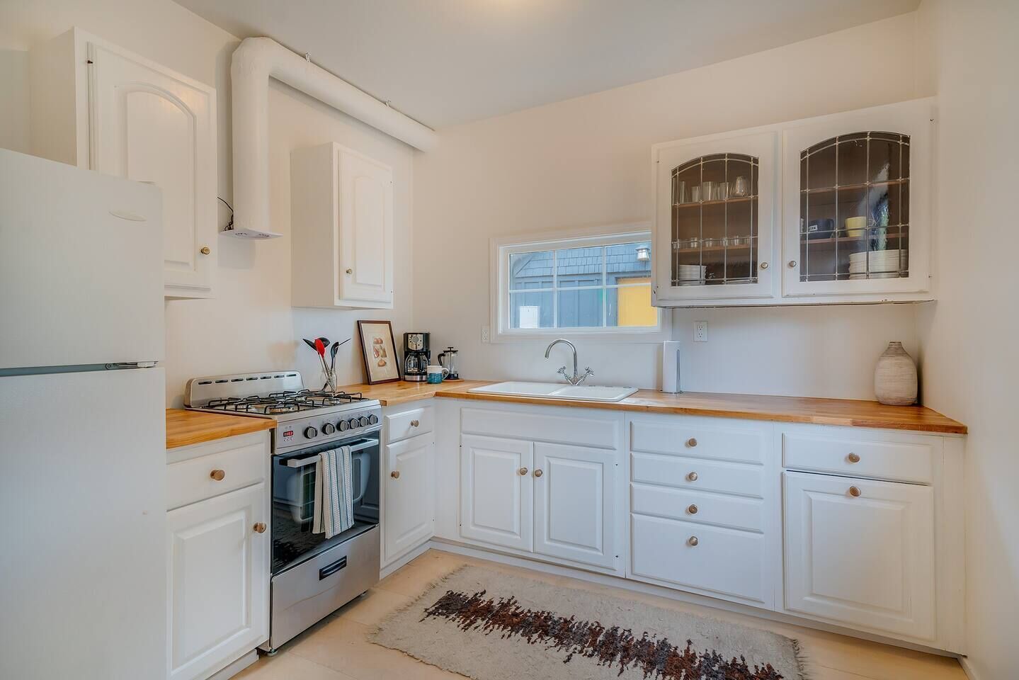 Fridge, oven, stovetop, coffee/tea maker