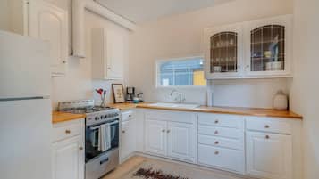 Fridge, oven, stovetop, coffee/tea maker