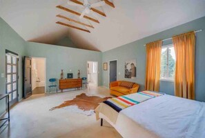 1 dormitorio, escritorio, tabla de planchar con plancha y cuna de viaje