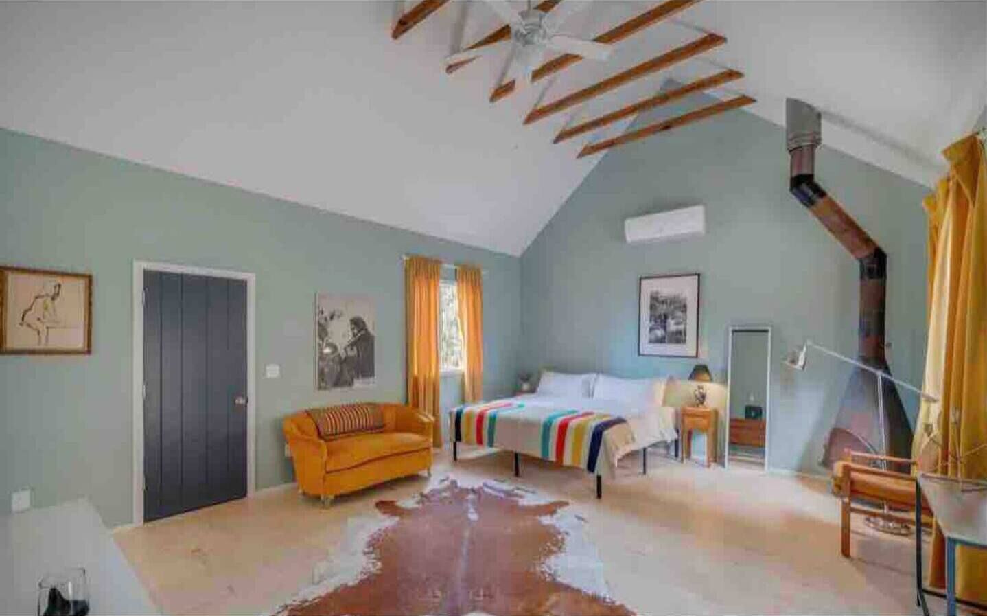 1 soverom, skrivebord, strykejern/-brett og reiseseng for barn