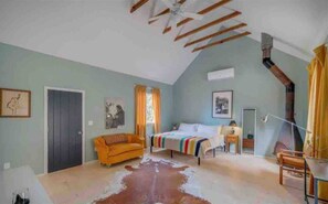 1 soverom, skrivebord, strykejern/-brett og reiseseng for barn