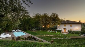 A private villa with a swimming pool, outdoor seating, and a well-maintained garden. - La Dama Del Bosco 8 3 (Pietrasanta)