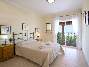 9 soverom, strykejern/-brett, reiseseng for barn og wi-fi (inkludert)