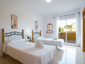8 habitaciones, tabla de planchar con plancha y cuna de viaje