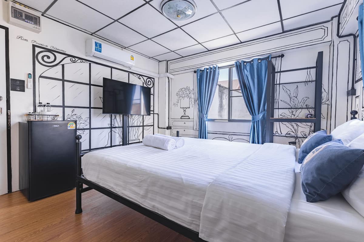 标准双人房 | 特色装修、遮光窗帘、免费 WiFi、床单