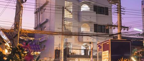 Vista frontal de la propiedad por la tarde o noche