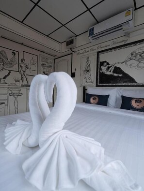 Individually decorated, blackout curtains, free WiFi, bed sheets - RoomQuest Chiang Mai Tha Phae (Chiang Mai)