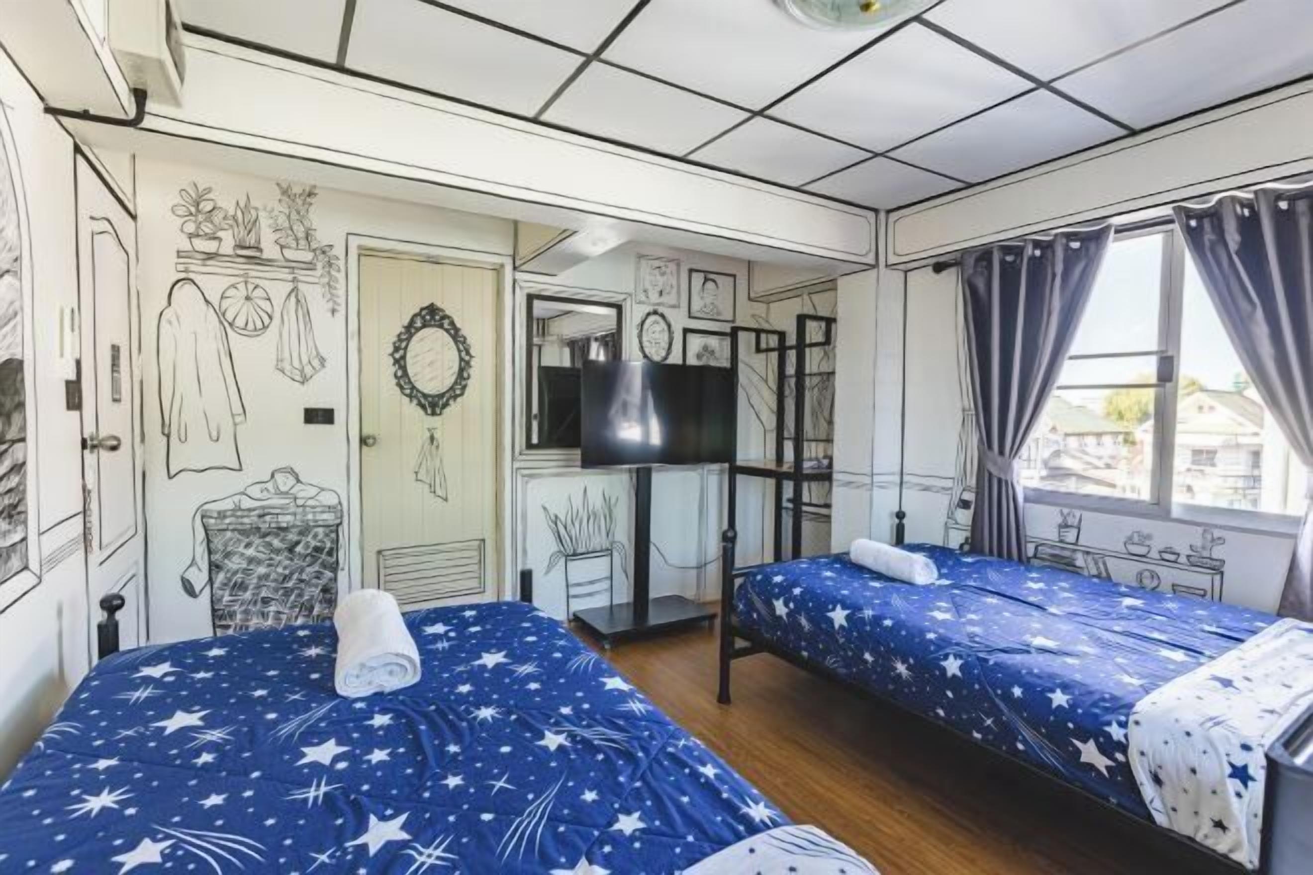 Decoración individual, cortinas opacas, wifi gratis y ropa de cama