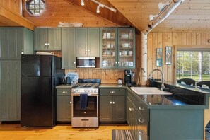 Fridge, microwave, oven, stovetop - Peaceful Lake Nowland Cottage Retreat in Charlevoix (Charlevoix)