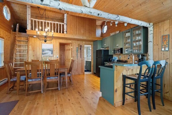 Dining - Peaceful Lake Nowland Cottage Retreat in Charlevoix (Charlevoix)