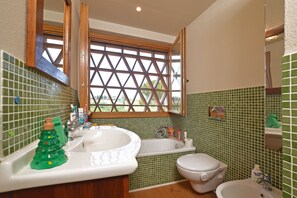 Douche, bidet, serviettes fournies