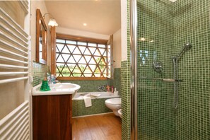 Regadera, bidet, toallas