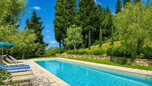 Una piscina amb gandules i un camí de pedra.
