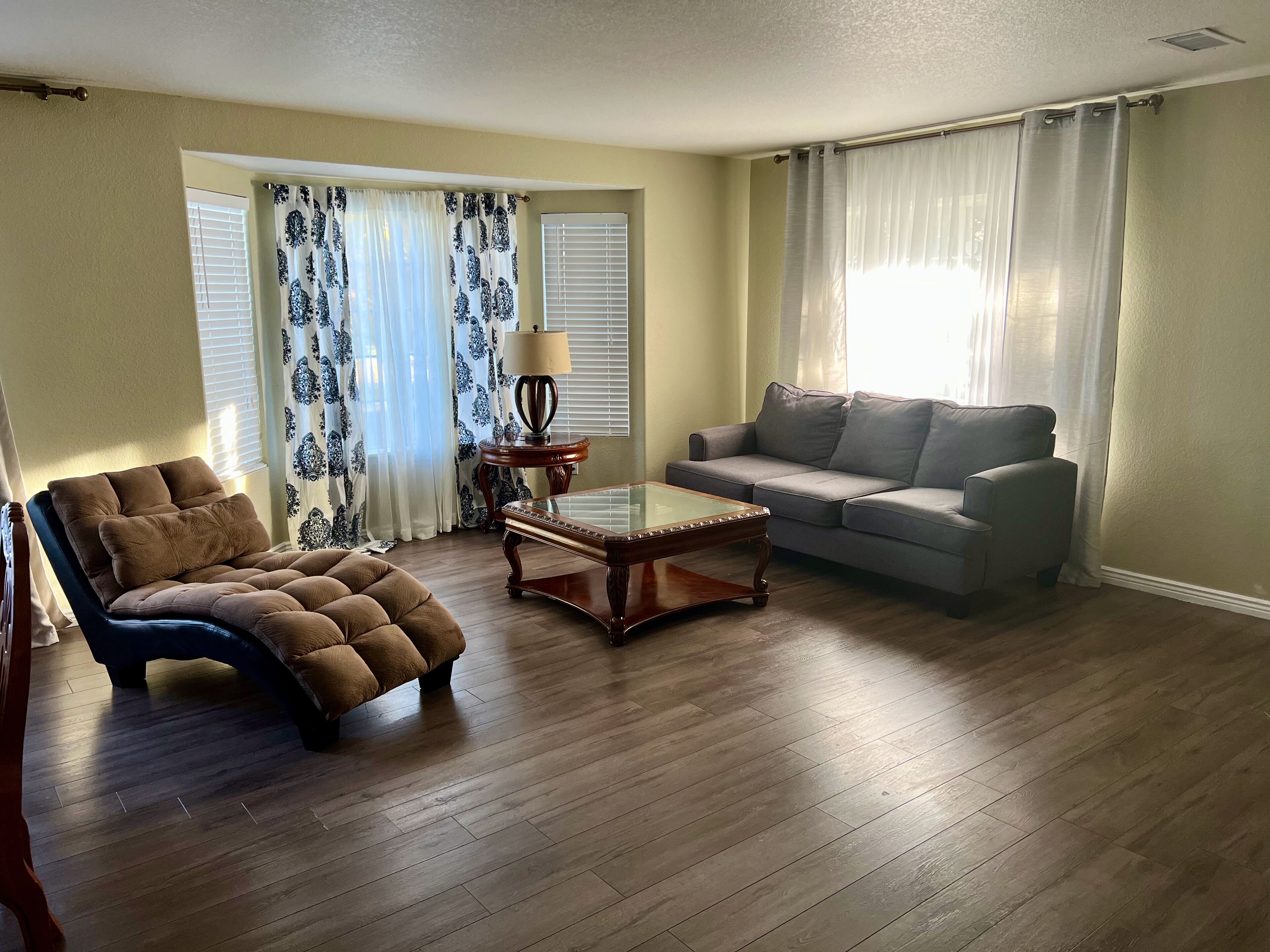 8 min from Airport large house