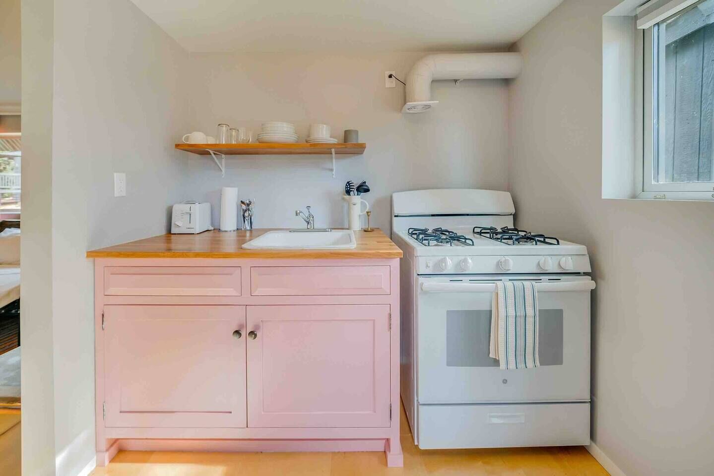 Oven, stovetop, coffee/tea maker, cookware/dishes/utensils