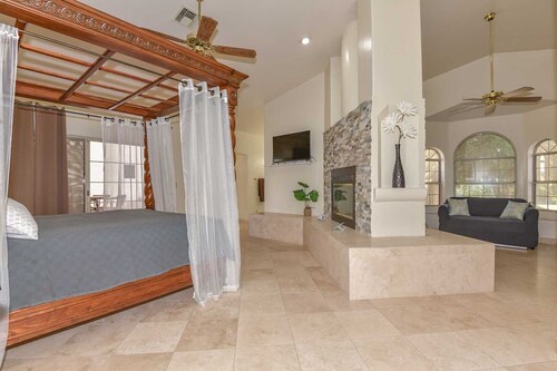 WALK TO LA-WHITE SOX SP TRAINING 5MN DRIVE 2 STADIUM 1AC YARD +4Ksq ft HOME