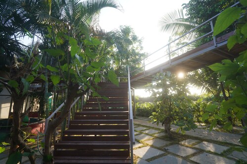 POOL PARTIES,GARDEN PARTIES, with 5 king size bed rooms and a massive huge pool.