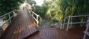 POOL PARTIES,GARDEN PARTIES, with 5 king size bed rooms and a massive huge pool.