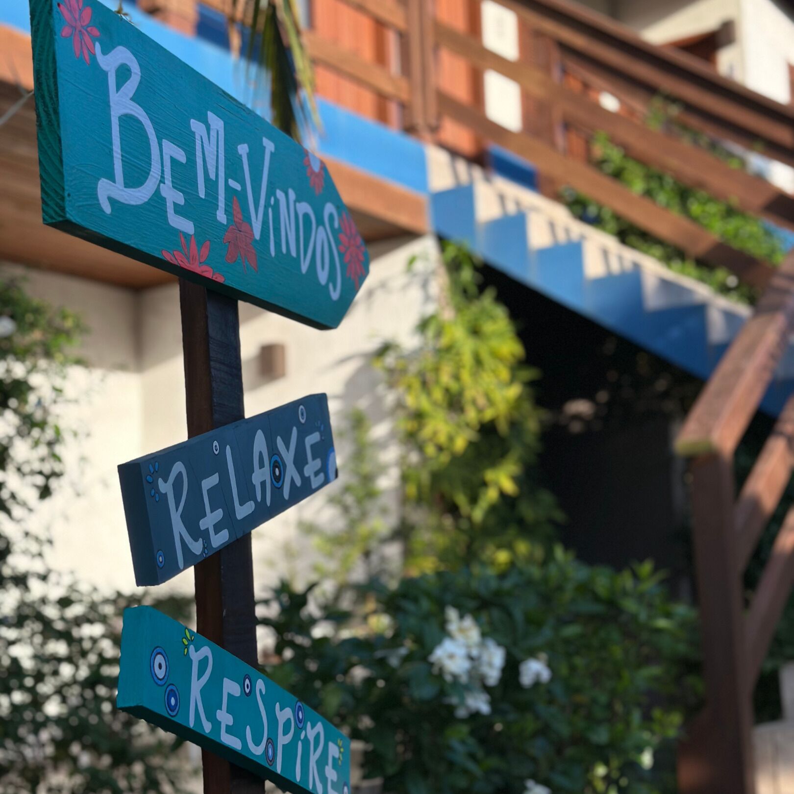 Un cartel con tres indicaciones: 'Bem-Vindos', 'Relájese' y 'Respira'.