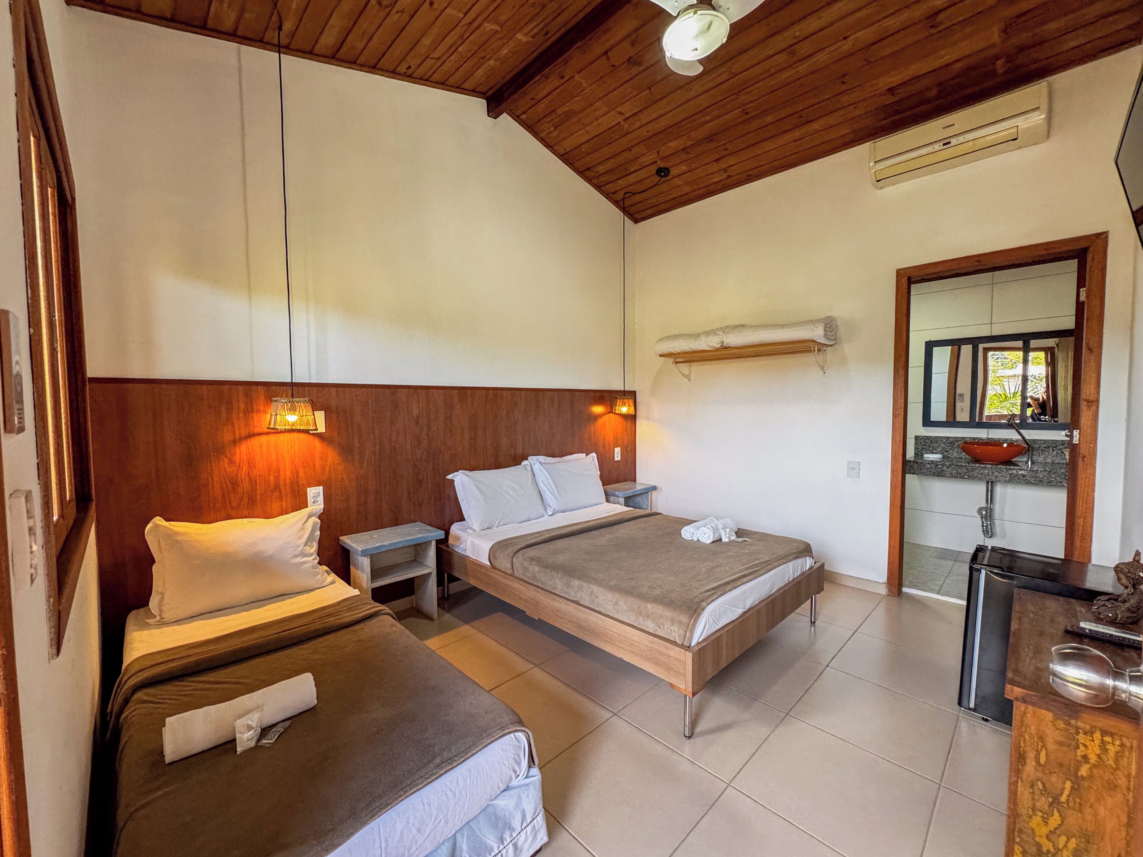 Economy-Dreibettzimmer | Minibar, schallisolierte Zimmer, kostenloses WLAN, Bettwäsche