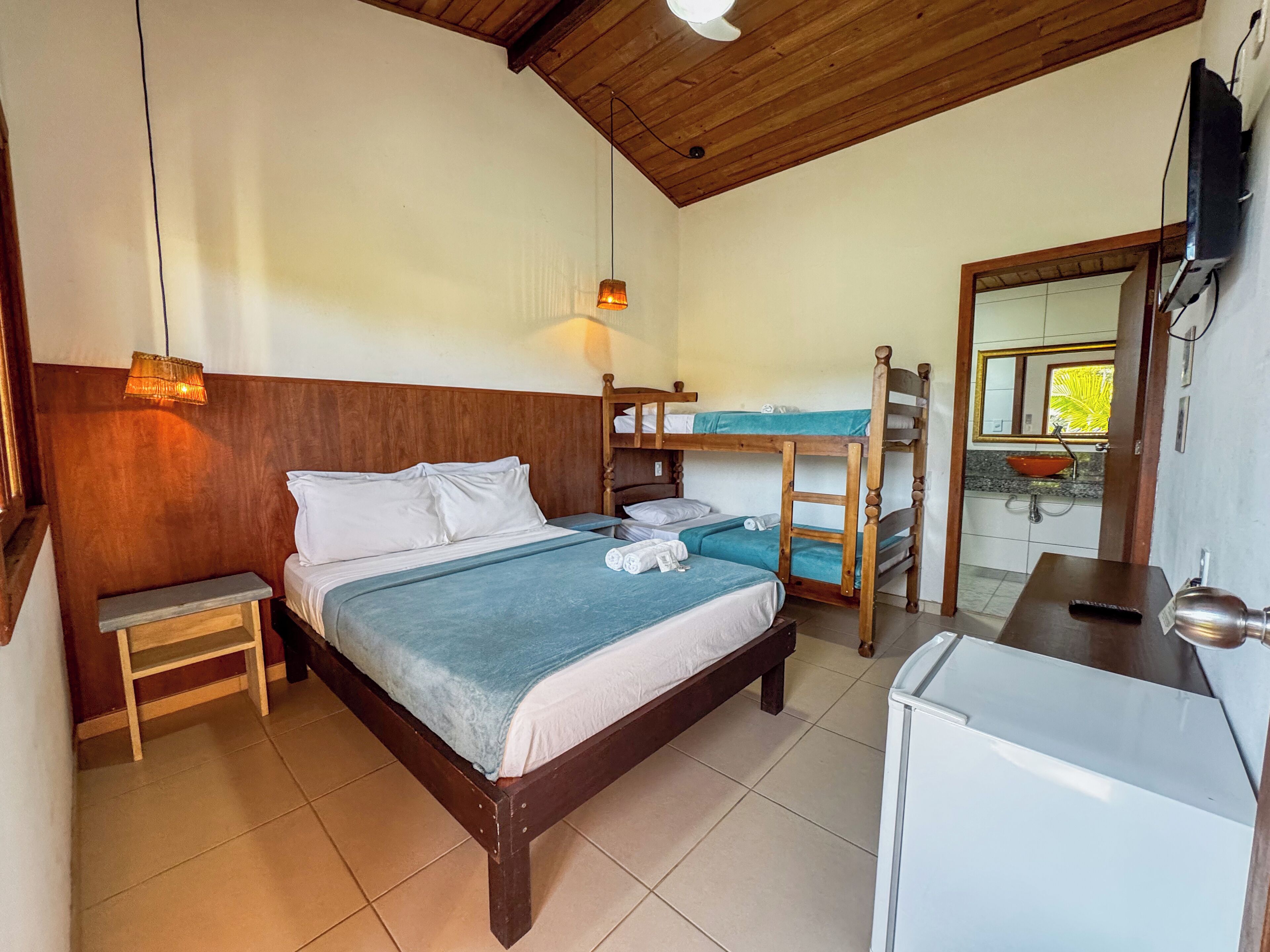 Economy-Vierbettzimmer | Minibar, schallisolierte Zimmer, kostenloses WLAN, Bettwäsche