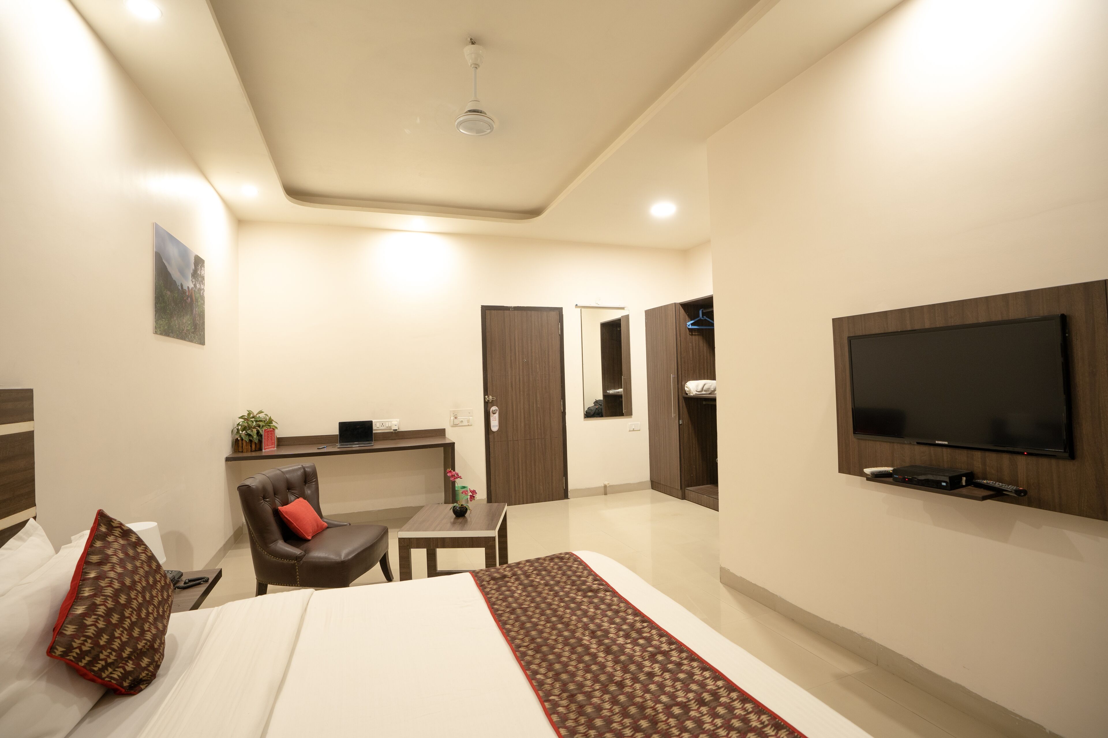 deluxe room | 1 bedroom, individually decorated, individually furnished, desk