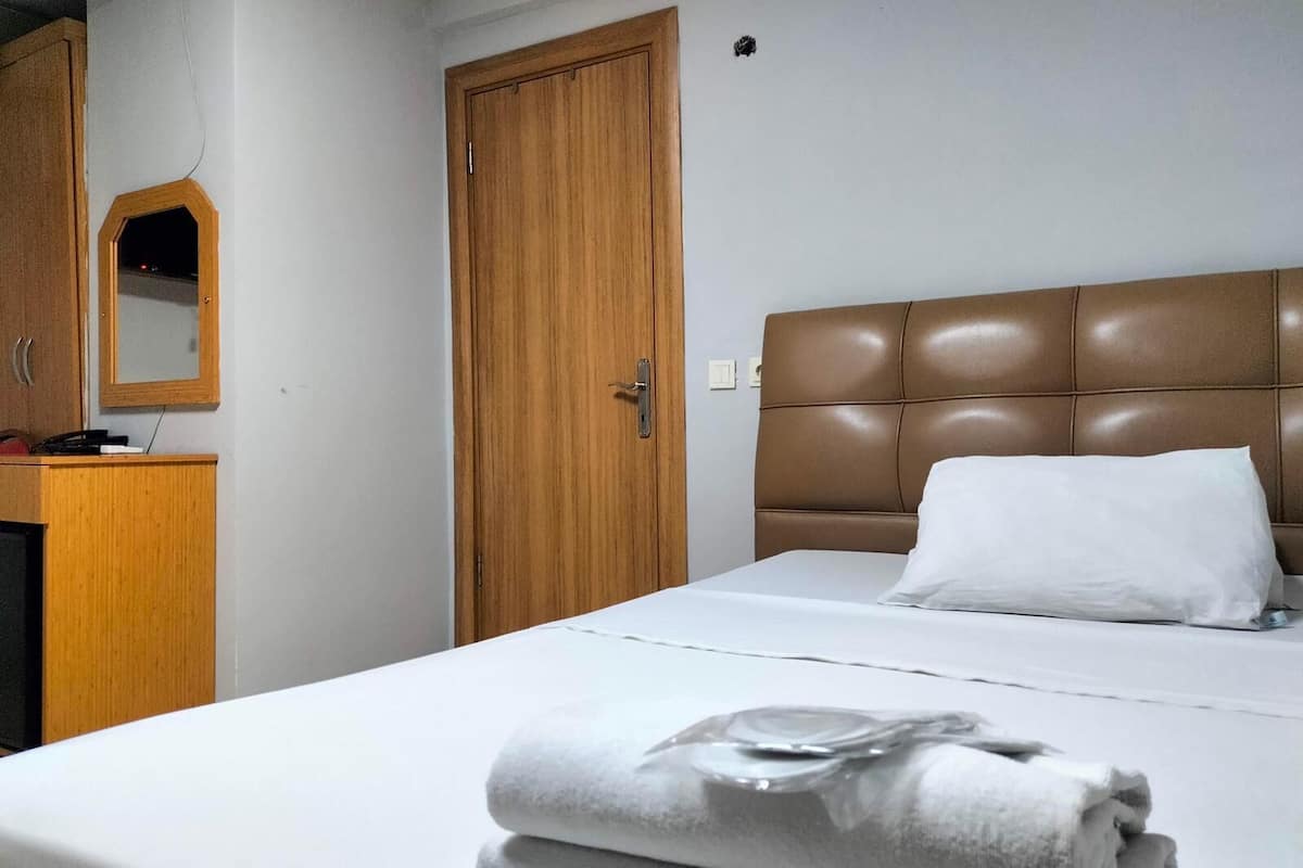 Habitación básica doble | Espacio para trabajar con laptop y wifi gratis