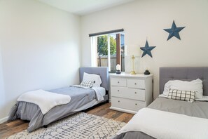 2 habitaciones, escritorio, tabla de planchar con plancha y wifi gratis 