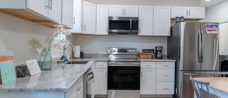 Réfrigérateur, four à micro-ondes, un four, surface de cuisson