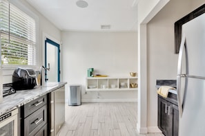 Refrigerador, microondas, cafetera y tetera y utensilios de cocina