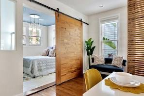 3 habitaciones, escritorio, tabla de planchar con plancha y wifi gratis