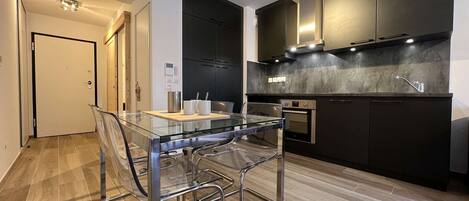 Frigorifero, microonde, forno, piano cottura