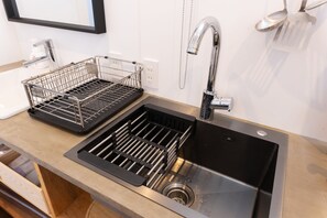 Refrigerador, microondas, placa de cocina, tetera/pava eléctrica